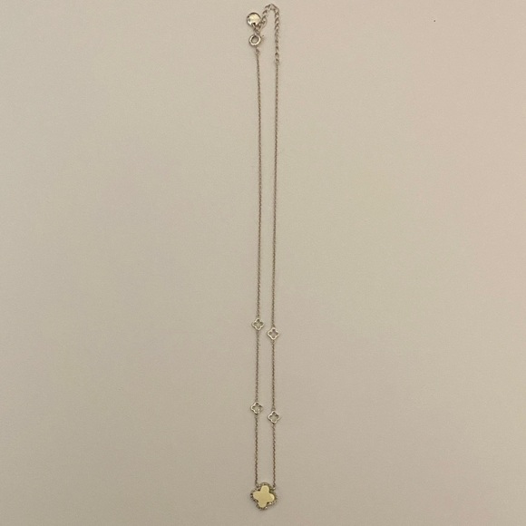 Clover Design Necklace - Picture 2 of 6